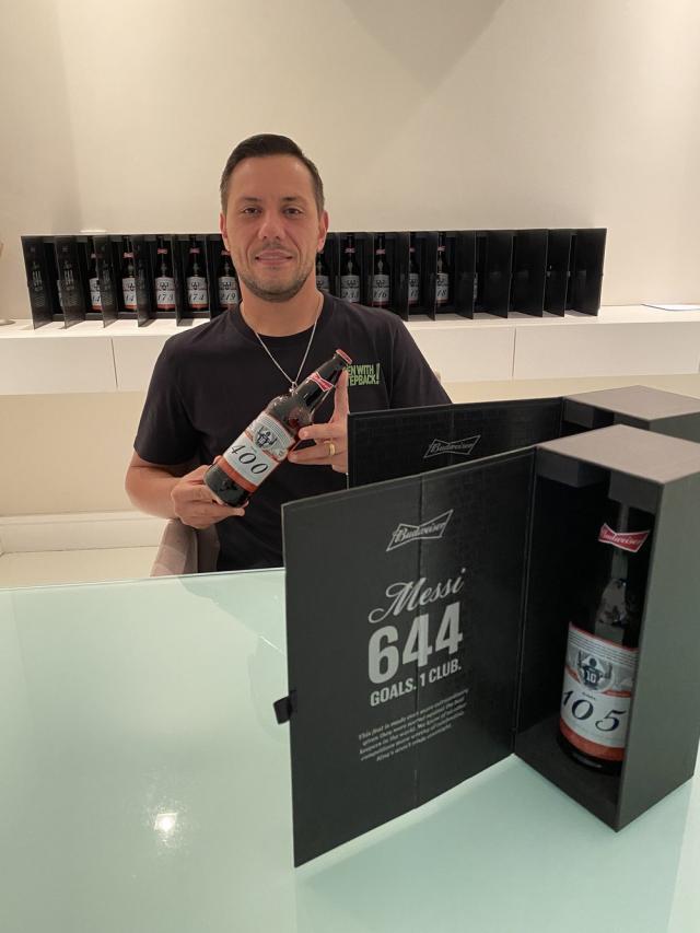 开云官网-我也创纪录！收21瓶破门啤酒 迭戈·阿尔维斯谢梅西